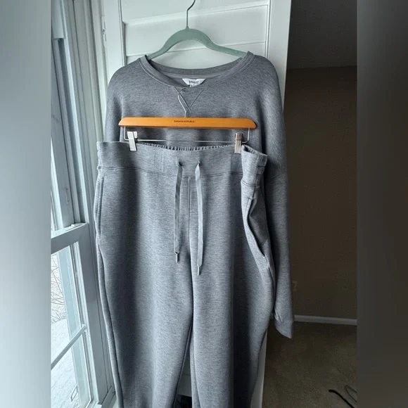 SPANX Air Essentials 2 piece set sweatshirt top 1X and jogger pants 2X gray EUC - Picture 11 of 16